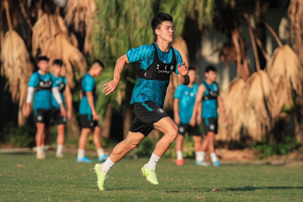 Duy Mạnh Quay Lại Tập Luyện: Tín Hiệu Khả Quan Cho Đội Tuyển Việt Nam Trước AFF Cup